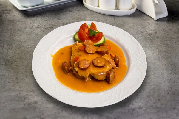 SVINJSKI KOTLET S KOBASICOM